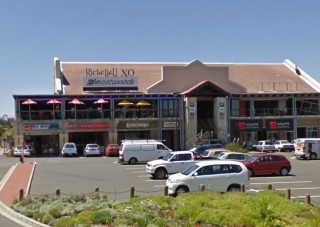Die winkelsentrum waar die skietery plaasgevind het. Foto: Google Earth