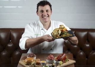 Sjef Chris Large is die meesterbrein agter die 'Glamburger'. Foto: Groupon/Honky Tonk