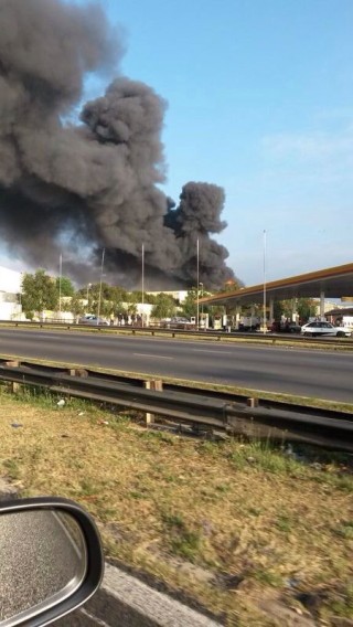 Rook van die fabriek wat gebrand het. Foto: @PigSpotter / Twitter