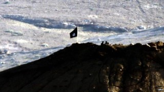 Die IS-vlag kan van die Turkse kant van die grens naby Kobani gesien word Foto: BBC (EPA)