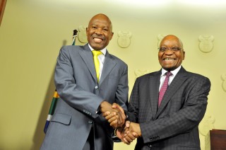 Pres. Jacob Zuma wens Lesetja Kganyago geluk met sy aanwysing as president van die Reserwebank op 6 Oktober 2014 Foto: Elmond Jiyane, GCIS