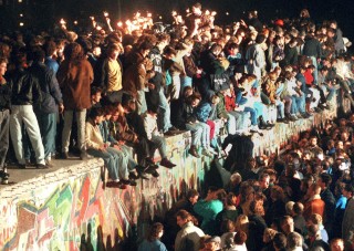 Groot vreugde op 9 November 1989 toe mense die Berlynse muur kon oorsteek Foto: EPA/STR Dostawca: PAP/EPA.