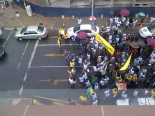 Die betogers in Johannesburg se middestad. Foto: @rezasharkyjosep / Twitter