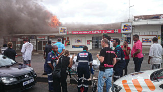 Paramedici op die toneel in Shepstoneweg in New Germany, Pinetown in KwaZulu-Natal Foto: Netcare 911 (28 November 2014)