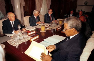 Oudpresidente Nelson Mandela en FW de Klerk tydens vredesamesprekings op 6 Augustus 1990 Bron: AlJazeera