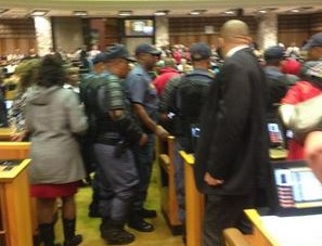 Chaos het op 13 November in die Nasionale Vergadering uitgebreek. Foto: Twitter