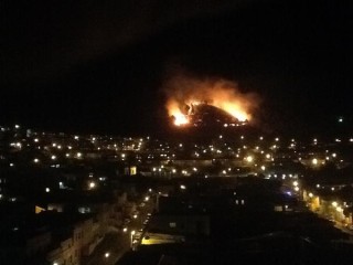 Brand op Vlaeberg (Seinheuwel) in Kaapstad op 19 November 2014 Foto: @zilevandamme (Twitter)