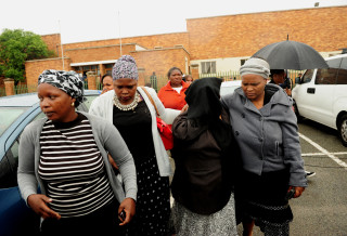 Vriende en familie van Zanokuhle Mbatha verlaat die hof kort nadat aanklagte teen hom teruggetrek is. Foto: Werner Beukes / SAPA