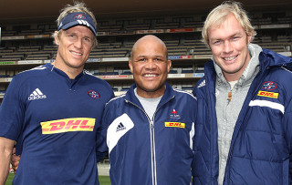 Jean de Villiers (L) en Schalk Burger (R) saam met Tinus Linee Foto via rugby365.com