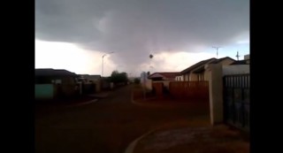 Skermskoot uit die video van 'n moontlike tornado op 24 November 2014 in Protea Glen, Soweto 