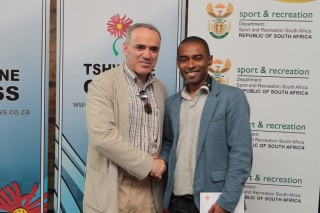Kenny Solomon vroeër vanjaar saam met Garry Kasparov tydens ŉ toernooi in Pretoria Foto: Reint Dykema