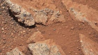 Spoelklippe in ’n antieke stroompie wat Curiosity op Mars ontdek het