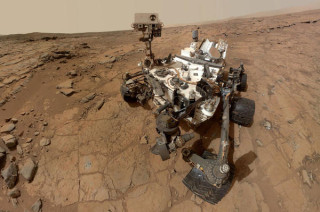 'n Foto wat Curiosity van homself geneem het in die Gale-krater op Mars Foto: NASA