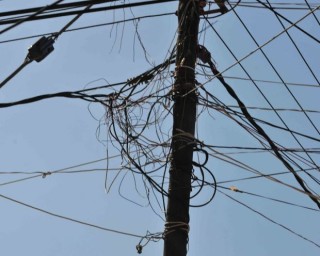 Onwettige elektrisiteitsverbindings (Argieffoto)