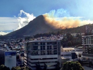 Die brand op Leeukop in Kaapstad op 2 Desember 2014 Foto: @michclarke, Twitter