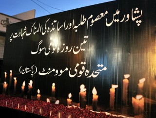 'n Kerslig-nagwaak is vir die slagoffers gehou. Foto: MQM (Muttahida Quami Movement)/Facebook