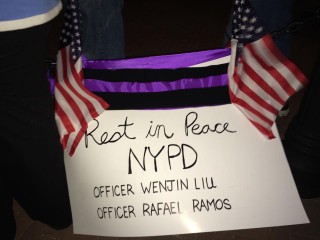 By die nagwaak vir die twee New York-polisiebeamptes wat doodgeskiet is. Foto: Village of Island Park, Facebook