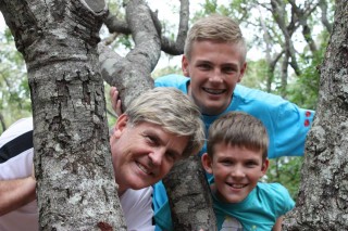 Dr. Stefan Schoeman en sy twee seuns, Michael (13) en Jaden (10) Foto: Stefan Schoeman, Facebook 
