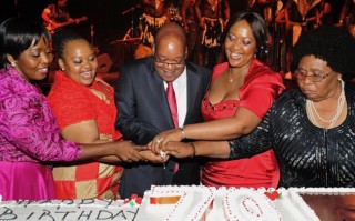 Pres. Jacob Zuma en sy vier vroue Foto: http://guardianlv.com/