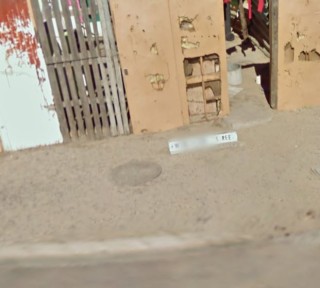Op die foto van Google Maps word die straatnaam onder op die pad aangedui en nie met 'n bordjie nie. 