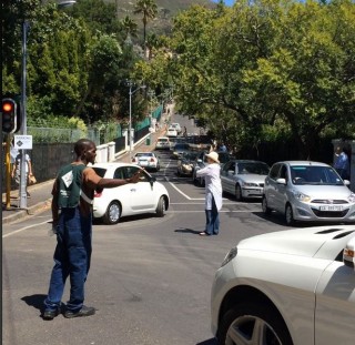 Helen Zille beheer die verkeer voor haar huis Leeuwenhof in Kaapstad (Skermskoot uit die video)