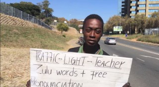 Veli Moses Mackenzie, oftewel die “Traffic Light Teacher” staan gewoonlik op die hoek van Empireweg en Owlstraat in Johannesburg waar hy vir slegs R1 motoriste die geleentheid gee om ŉ paar isiZulu-woorde te leer.   