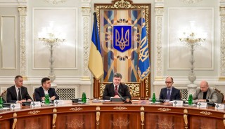 Pres. Petro Porosjenko (middel). Foto: Facebook
