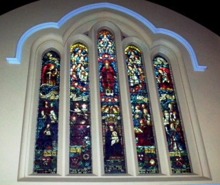 Die vensters pryk bo die altar van die St. Thomas Anglikaanse Kerk. Foto: http://www.stthomasberea.org.za/