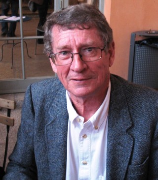 André P Brink in Lyon, Frankryk (20007) deur Seamus Kearney via Wikimedia Commons