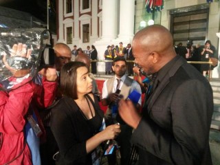 Maimane staan die media te woord buite die Nasionale Vergadering. Foto: Twitter