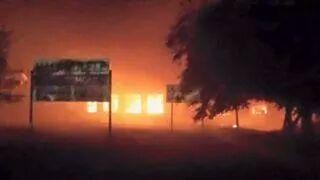 ‘n Gebou by ‘n hoërskool in Malamulele is Maandagaand, 2 Februarie 2015 moontlik aan die brand gesteek Foto: Twitter