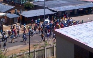 'n Groep betogers Woensdag by die TUT-kampus in Soshanguve. Foto: @WZindela. 