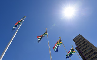 Die Suid-Afrikaanse vlag wapper tydens voorbereidings vir vanjaar se staatsrede in Kaapstad. Foto: Siyasanga Mbambani/DoC.