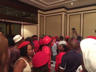 EFF-lede en ondersteuners van Mngxitama raak handgemeen verlede week in Kaapstad. Foto: @TheRealClementM op Twitter.