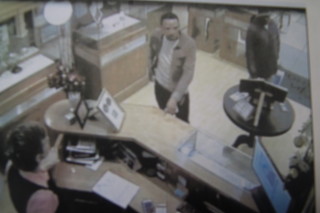 Kringtelevisiefoto van een van die verdagtes (Foto aan Maroela Media verskaf deur die polisie)
