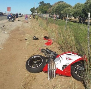 Die motorfietsongeluk op 6 Februarie 2015 sowat 8 km buite Bloemfontein waartydens twee persone gesterf het Foto: ER24