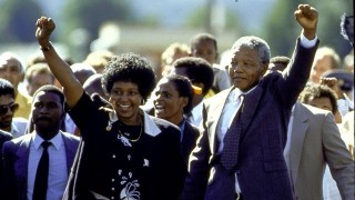 Wyle oudpres. Nelson Mandela op die dag van sy vrylating, 11 Februarie 1990, saam met sy eksvrou Winnie Madikizela-Mandela Foto: Allan Tannenbaum/Time Life Pictures/Getty Images)