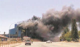 Die brand by die Rossing uraanmyn in Namibië Foto: Allgemeine Zeitung, Windhoek