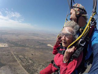 Georgina Harwood vier haar 100ste verjaarsdag met 'n valskermsprong ten bate van die NSRI Foto: Sky Dive Cape Town