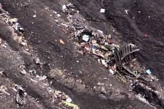 Wrakstukke van die Germanwings-vliegtuig wat op 24 Maart 2015 in die Franse Alpe neergestort het Foto: Mirror.co.uk