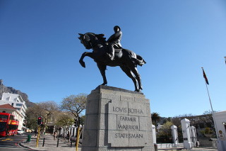 Julius Malema eis dat Louis Botha se standbeeld by die parlement in Kaapstad afgebreek moet word Foto: Raymond.ellis via Wikimedia Commons