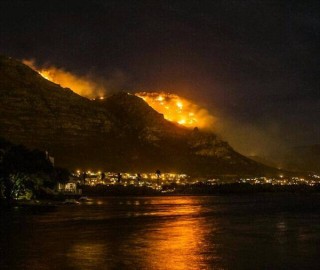 Die brand wat woed by Muizenberg in Kaapstad (Maart 2015) Foto: Volunteer Wildfire Services, Facebook