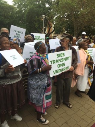Transnet-pensioenarisse neem deel aan 'n optog in Pretoria. Foto: Twitter