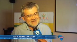 Prof. Wannie Carstens van die Skool vir Tale by die Noordwes-Universiteit se Potchefstroom-kampus Foto: Skermskoot uit die video