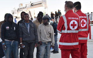 Asielsoekers nadat hulle deur ’n Italiaanse skip gered is. Foto: AP