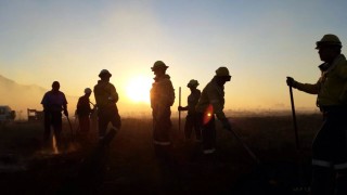 Argieffoto van 'n span van die Jonkershoek Volunteer Wildfire Services-span wat bystand lewer op 'n brand by Franschhoek in Kaapstad Foto: @vwsfires, Twitter