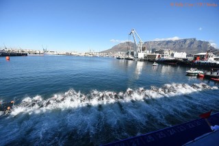 Deelnemers spring weg om aan die swemgedeelte van die Discovery-wêreldreeksdriekamp in Kaapstad deel te neem Foto: World Triathlon, Facebook