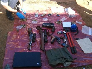Die onwettige vuurwapens, ammunisie en ander vermoedelik gesteelde ware waarop die polisie beslag gelê het tydens die inhegtenisneming op 14 April 2015 in Potchefstroom, Noordwes Foto: Noordwes-SAPD