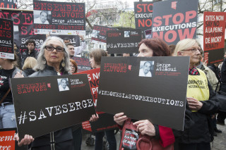 Mense het Saterdag in Parys teen die beplande teregstellings betoog. Foto: AP Photo/Jacques Brinon