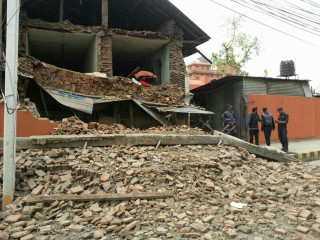 'n Gebou in Katmandoe wat deur die aardbewing beskadig is. Foto: Zhou Shengping/Xinhua via AP